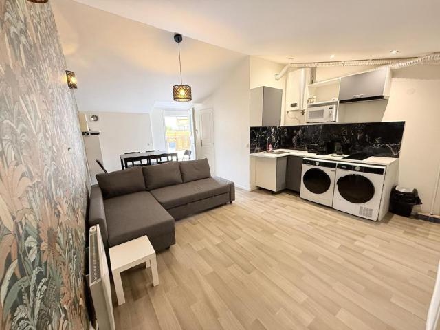 Family apartment with terrace near Paris