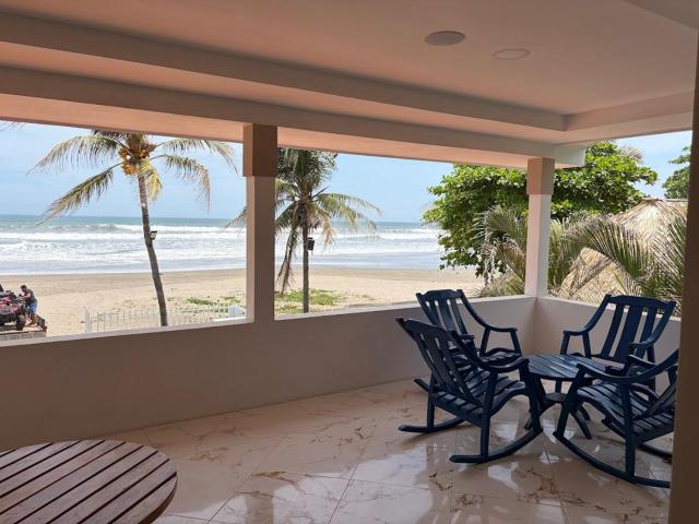Front Beach Beautiful house with pool & AC