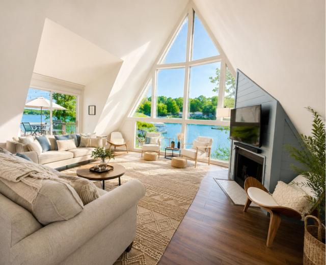 Highline Hideaway 3 Bedand 2.5 bath Lakefront Home