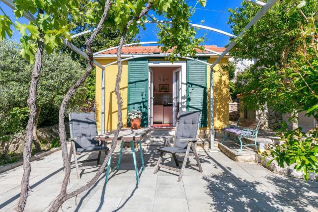 Apartments with parking space Splitska, Brac - 17023