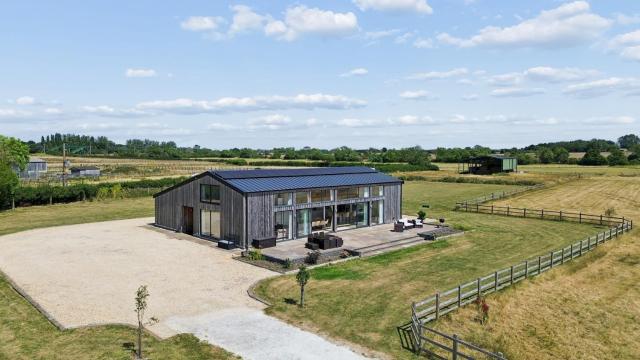 Secluded, contemporary barn in expansive gardens - Pass the Keys
