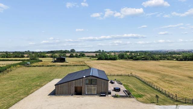 Secluded, contemporary barn in expansive gardens - Pass the Keys
