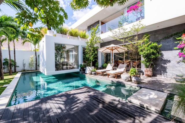Luxury 3BR Villa with Pool Sauna & Garden