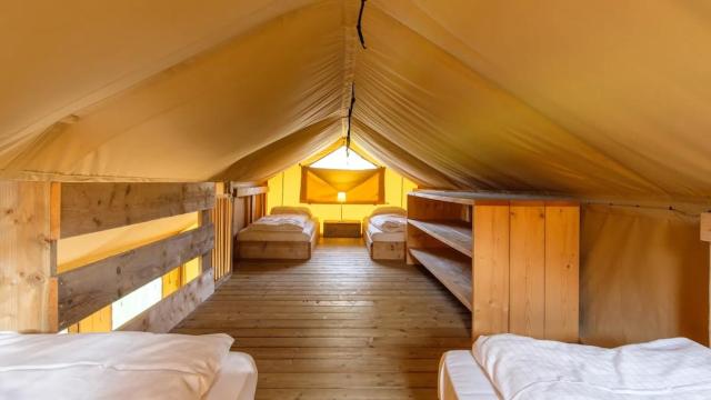 Safari lodge 8p, sanitair, rustige camping in Zeeland