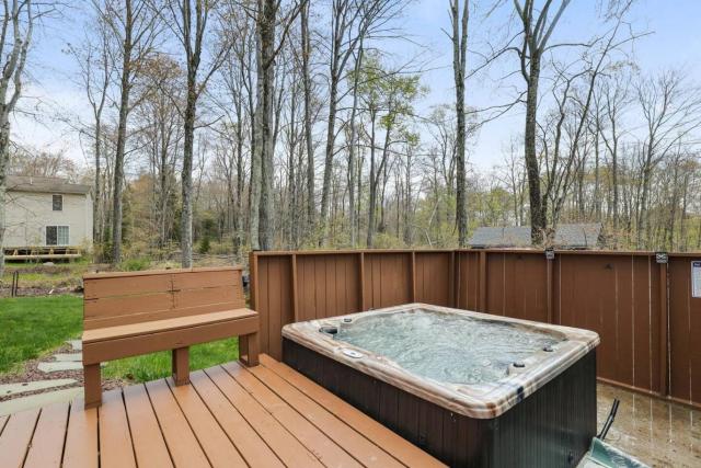 Hot Tub Chalet - Fire Pit - Arrowhead Lake Poconos