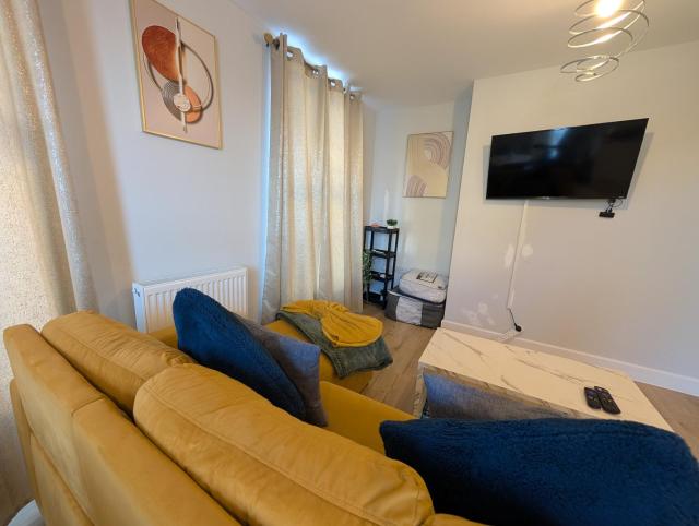2 Bedroom Apartment Folkestone Harbour Arm - Sleeps 4 - Long stay Welcome