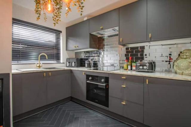 Spacious 2 bedroom house Sleeps 4 l On-Street Parking l The Cosy Corner Nationwide