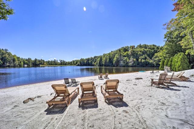 6 Mi to Grandfather Mtn: Lake Cottage w/ Deck