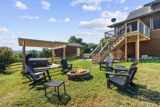 Mountain Escape on 6 acres w Hot Tub & Privacy