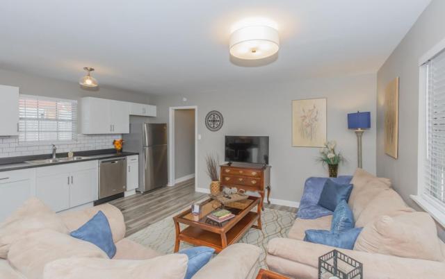 Historic Downtown Apt - Fast WiFi Near Dining &