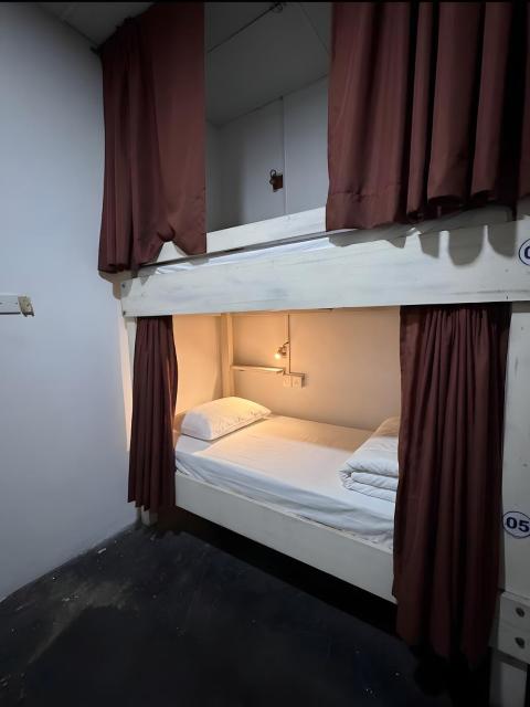 The Travellers Hostel & Private Rooms