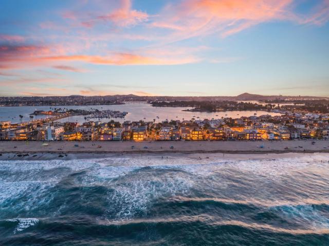 Mission Beach Oceanfront Penthouse, Wraparound Deck, Fireplace, Garage Parking, Amazing Views