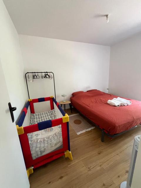 Quiet and Bright Apartment, Tram 2 Minutes Away
