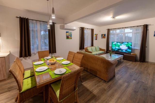 Grand Bay Villa, 4 beds, office, pool, beach 5 min