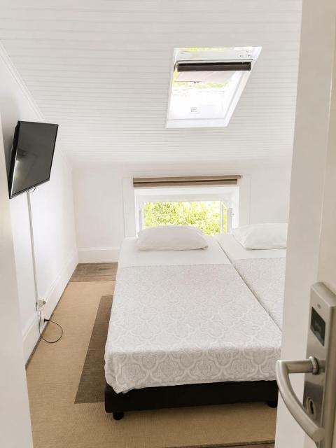 WW Hostel & Suites