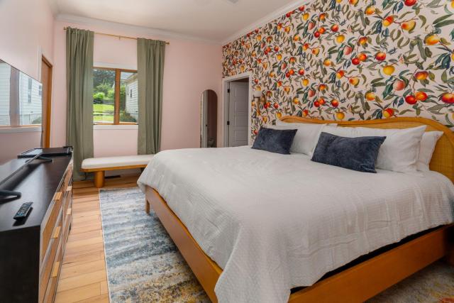 King Suite, Hot Tub, walk to Iron Whisk