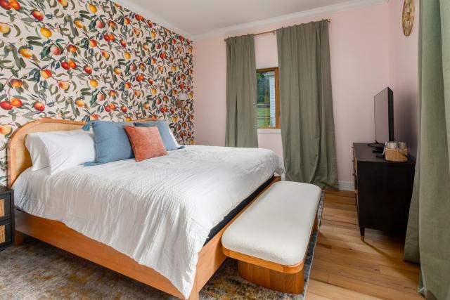 Peach Tree Inn, downtown Cobden