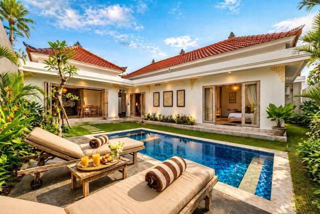 Tropical 2BR Pool Villa Walk to Berawa Canggu