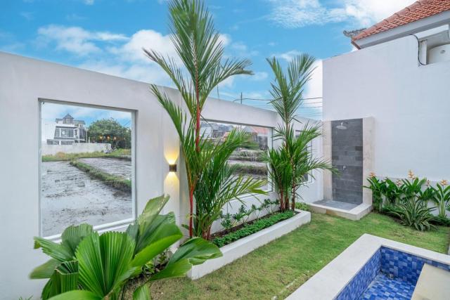 Tropical 2BR Pool Villa Walk to Berawa Canggu