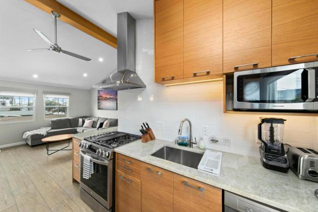 Modern Newly Renovated 2BR Apt in Heart of Ocean Beach