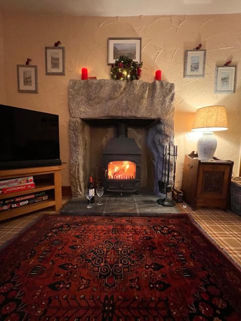 Rock Cottage - Log burners and jacuzzi bath
