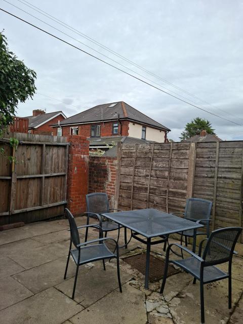 4BR 2 bathroom in Manchester - Pool Table - Parking - Pets Welcome