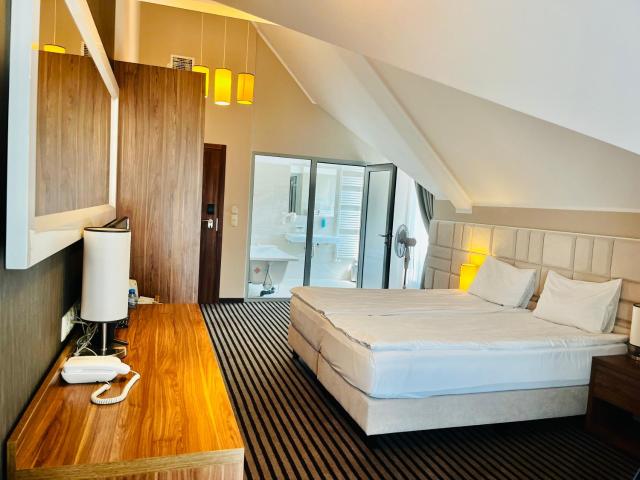 Hotel White