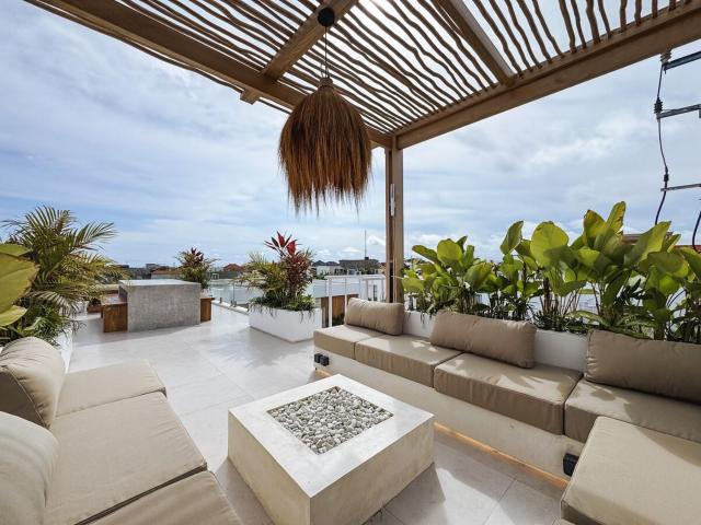 Casa Cemagi - Modern Villa Rooftop Lounge & Tropical Pool