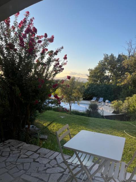 Aile indépendante d'une grande villa avec terrasse