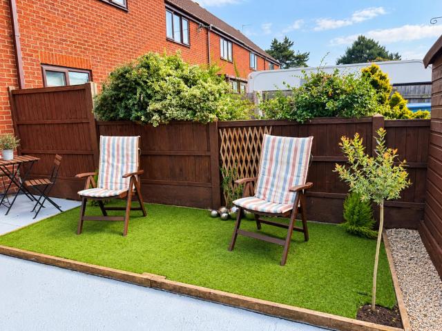 House Sleeps 4 with Parking and Garden