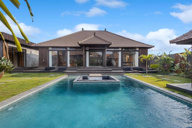 Chic 4BR Villa Near GWK, Pool, Sauna & Firepit