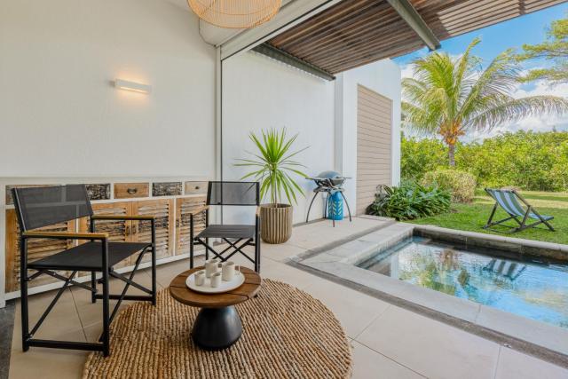 Riverside Serenity Duplex pool sea beach access