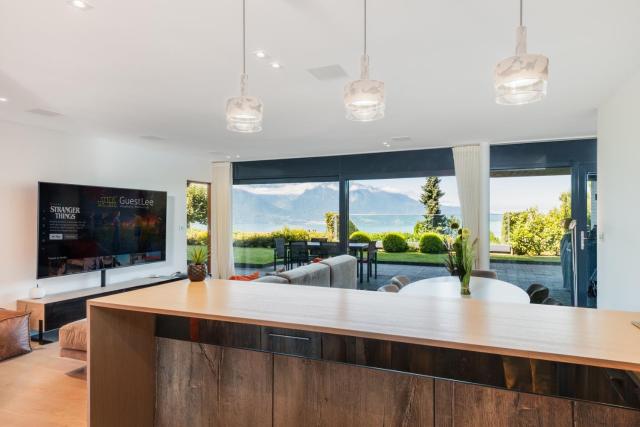Charming and Spacious Residence in the Heart of Brent by GuestLee