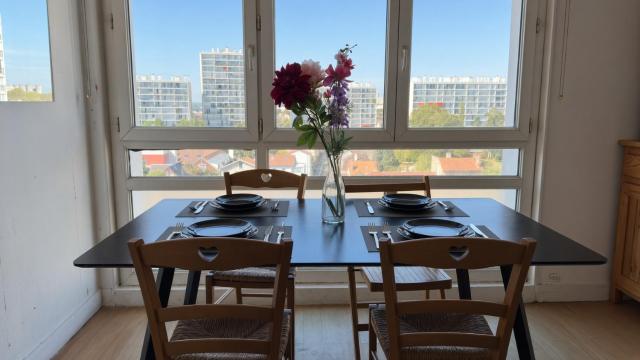 Chambre privée avec lit king-size dans un appartement partagé à 5 min du métro 7 à Paris Orly