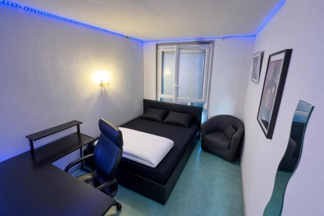 Chambre privée avec lit king-size dans un appartement partagé à 5 min du métro 7 à Paris Orly