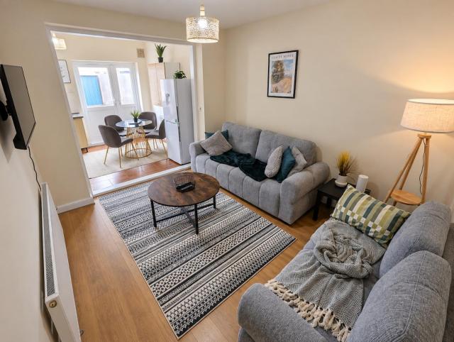 Spacious 4bed Southall with Free Parking, Sleeps upto 9