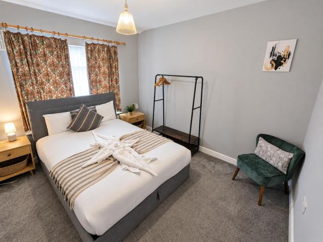 Spacious 4bed Southall with Free Parking, Sleeps upto 9