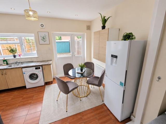 Spacious 4bed Southall with Free Parking, Sleeps upto 9