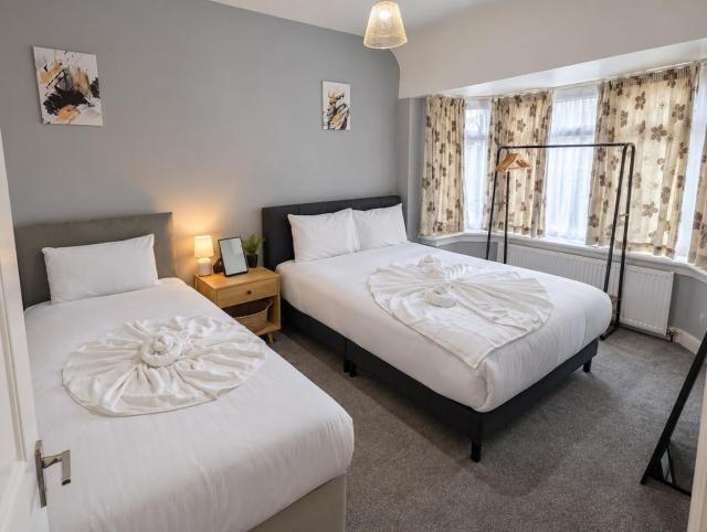 Spacious 4bed Southall with Free Parking, Sleeps upto 9