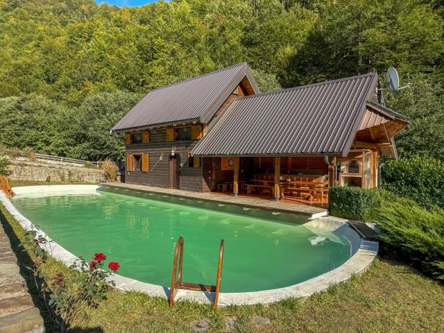 Guest House Poleska Mountain Cabin with Pool