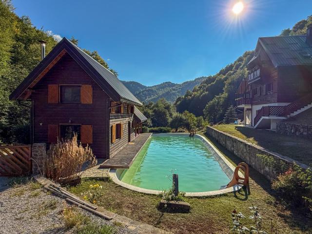 Guest House Poleska Mountain Cabin with Pool