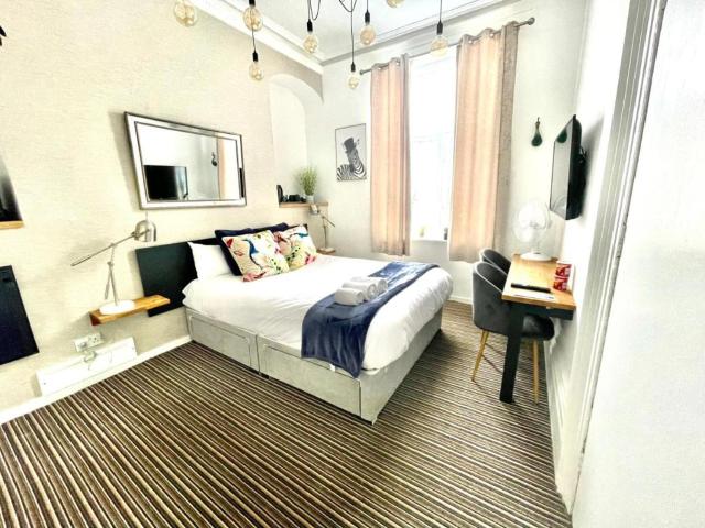 Brighton Black Hotel & Hot Tubs