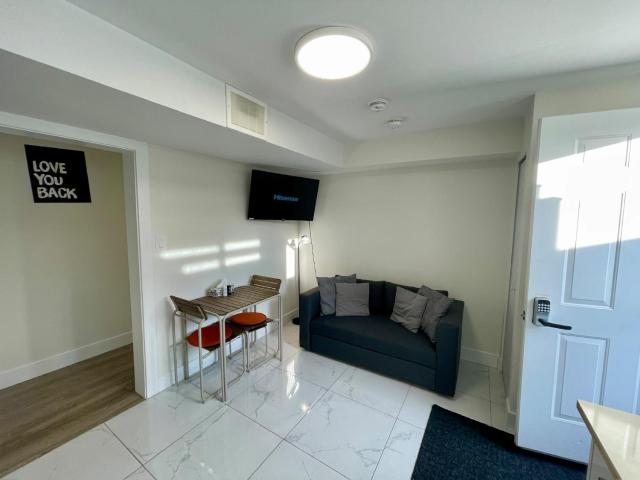Budget Friendly 2 Bedroom Suite - Save on Weekly and Monthly Stays!