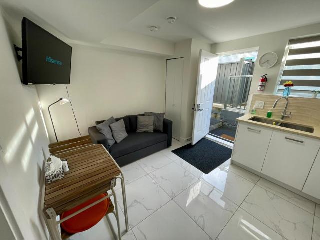 Budget Friendly 2 Bedroom Suite - Save on Weekly and Monthly Stays!