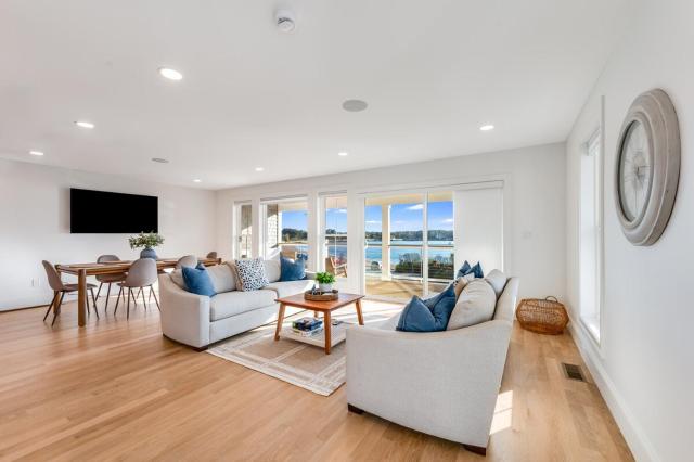 Luxury Starboard Townhome Steps to Niles Beach