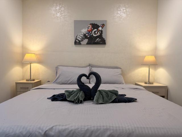 Modern 2 Bedroom Apartment in Adelaide CBD at the Balfours with Pool & Free Parking