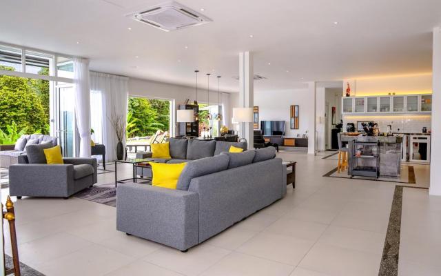 Sapphire Villa - Private Pool, Jacuzzi & Sunset