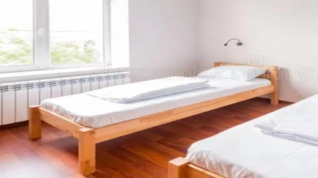 GpL 2124 Davis Ct Hostel Bed in Shared House, WiFi & AC