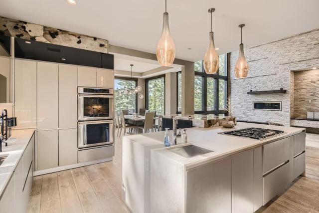 LUXE Morrison Estate with Speakeasy and Sauna