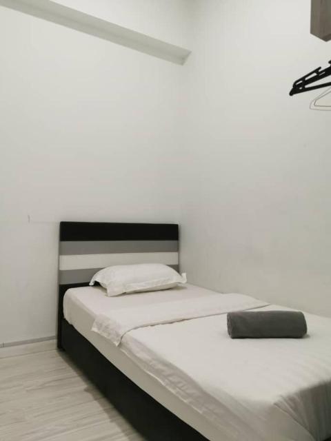 reSTARY Themed Staycation, Sutera Avenue Infinity Pool - Imago Opposite - KK City , 来沙旅 英雄主题公寓 - 无边际日落海景泳池 - Imago商场对面 - KK市中心